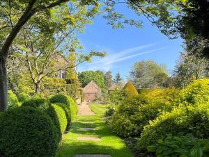 Calver Road, Baslow, Derbyshire DE45 1RR, England.