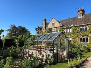 Calver Road, Baslow, Derbyshire DE45 1RR, England.