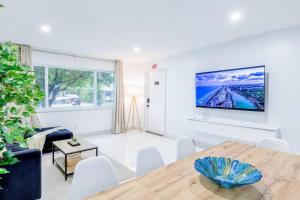 Angies-10 Min Beach-10 People-Terrace-Families