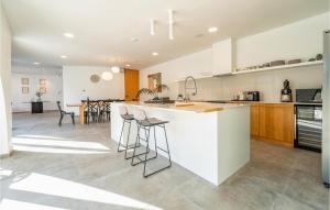 Cozy Home In Srima With Kitchen 