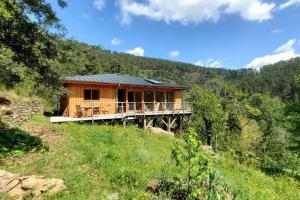 Maisons de vacances La Colline Vagabonde, Maison bois pilotis, Riviere a pied : photos des chambres