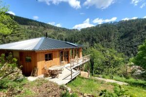 Maisons de vacances La Colline Vagabonde, Maison bois pilotis, Riviere a pied : photos des chambres