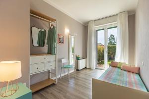 Family Room with kitchenette and Garden View