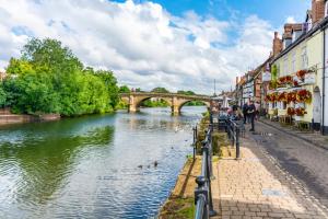 Bewdley River Cottage - Free private gated parking for 2 cars - River front location