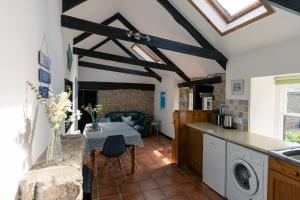 Idyllic Cornish cottage in the beautiful Lamorna valley - walk to pub & sea