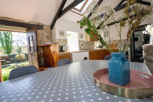 Idyllic Cornish cottage in the beautiful Lamorna valley - walk to pub & sea