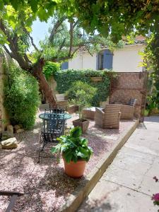 Le Logis des Remparts à lintérieur de la Cité médiévale, Jardin privé, Parking inclus