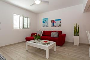 2BR Terrace Home - 10 min walk to the Beach