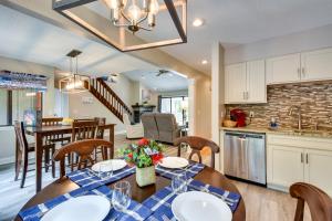 Walk to Lake Keowee Salem Townhome with Deck