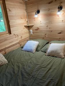 Tentes de luxe La Roulotte des Bois : photos des chambres