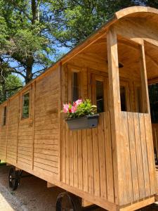 Tentes de luxe La Roulotte des Bois : photos des chambres