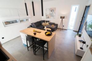 White House Vouliagmeni 2-Free parking-next to the sea