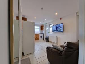 Nice Living Serviced Accommodations 8 (Entire 2 Ensuite Bedroom House)