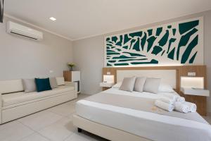 Triple Room with Balcony room in Residence Le Piscine