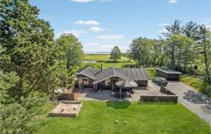 Four-Bedroom Holiday Home In Blavand - Mosevrå
