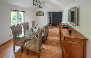 Maisons de vacances Beautiful Home In Feuquires-en-vimeu With Sauna, Wifi And 3 Bedrooms : photos des chambres