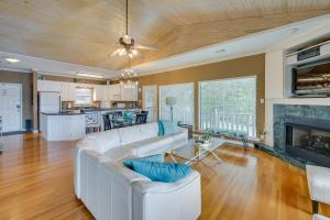 Lake-View Balcony Hot Springs Penthouse!