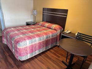 Queen Room room in Colonial Inn Hammond