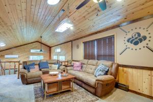 Lakefront Outing Home Private Dock and Volleyball!