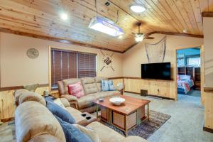 Lakefront Outing Home Private Dock and Volleyball!