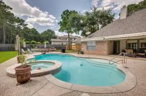 Montgomery Home Yard, Heated Pool, and Hot Tub! - مونتغومري