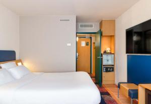 Hotels B&B HOTEL Lyon Nord 4 etoiles : Chambre Standard - 1 Lit Double et Canapé-Lit Simple - Non remboursable