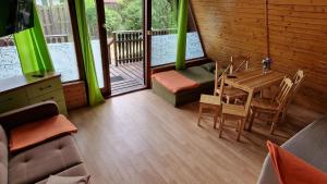 Domki pod lasem blisko morza