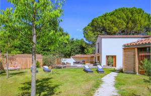 Maisons de vacances Beautiful Home In Vagnas With Wifi, Private Swimming Pool And 5 Bedrooms : photos des chambres