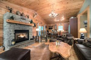 Visit WCU and Ski Sapphire Valley! Smoky Mtn Cabin - 3hvězdičkové hotely ve městě Glenville