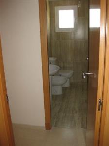 PISO CON VISTAS CERCA FERIA 4 DORM 2 BAÑOS, AIRE ACOND. GARAJE