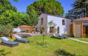 Maisons de vacances Beautiful Home In Vagnas With Wifi, Private Swimming Pool And 5 Bedrooms : photos des chambres