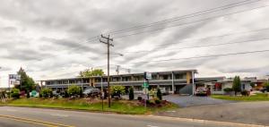 Riverside Inn and Suites