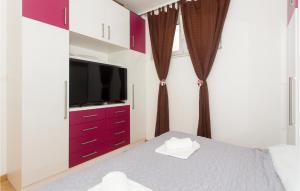 Nice Apartment In Kamen With Outdoor Swimming Pool, Wifi And 2 Bedrooms