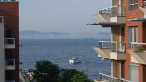 Cozy apartment with sea view and free parking