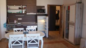 Cozy apartment with sea view and free parking