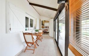 Maisons de vacances Nice Home In Mauguio With Wifi And 2 Bedrooms : photos des chambres