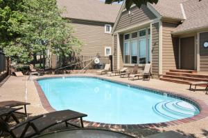Overland Park Condo, Close to Lakes and Parks!