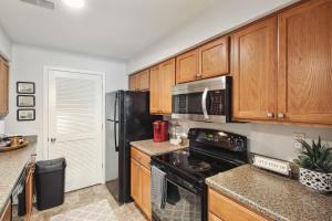 Overland Park Condo, Close to Lakes and Parks!