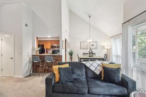 Overland Park Condo, Close to Lakes and Parks!