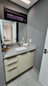 Estúdio com Quarto Privativo, TV e Cama Super King