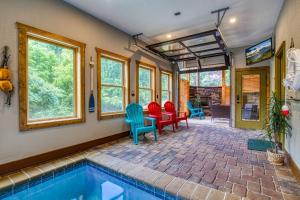 ERN841 - SWEET FEET RETREAT - LOCATION, LOCATION, AND PRIVATE INDOOR POOL! cabin