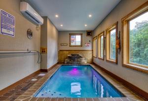 Two-Bedroom House room in ERN841 - SWEET FEET RETREAT - LOCATION LOCATION AND PRIVATE INDOOR POOL! cabin