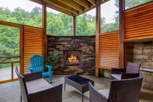 ERN841 - SWEET FEET RETREAT - LOCATION, LOCATION, AND PRIVATE INDOOR POOL! cabin