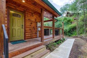 ERN841 - SWEET FEET RETREAT - LOCATION, LOCATION, AND PRIVATE INDOOR POOL! cabin
