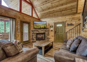 ERN841 - SWEET FEET RETREAT - LOCATION, LOCATION, AND PRIVATE INDOOR POOL! cabin