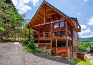 ERN841 - SWEET FEET RETREAT - LOCATION, LOCATION, AND PRIVATE INDOOR POOL! cabin
