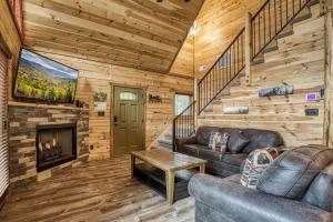 ERN841 - SWEET FEET RETREAT - LOCATION, LOCATION, AND PRIVATE INDOOR POOL! cabin