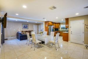 Westminster Apartment Near Beaches and Theme Parks!
