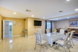 Westminster Apartment Near Beaches and Theme Parks!