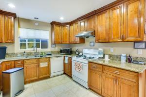 Westminster Apartment Near Beaches and Theme Parks!
